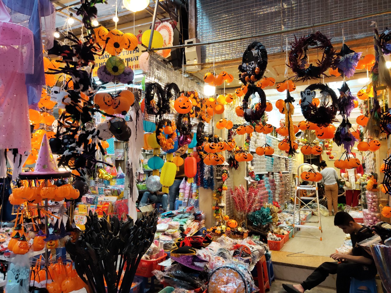 cửa hàng bán phụ kiện trang trí Halloween (2)